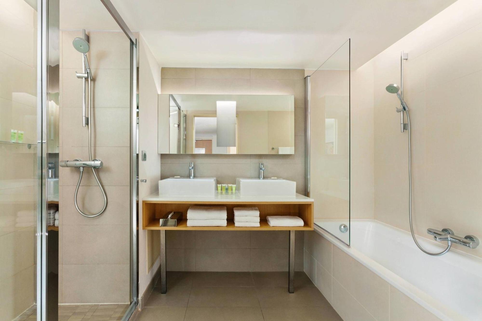 Courtyard By Marriott Montpellier Hotel Bagian luar foto